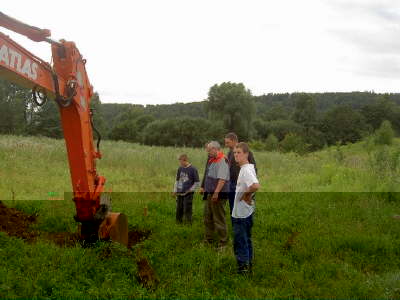 Das 1. Fundament wird ausgebaggert