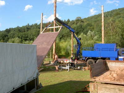 der Kletterturm wird aufgestellt